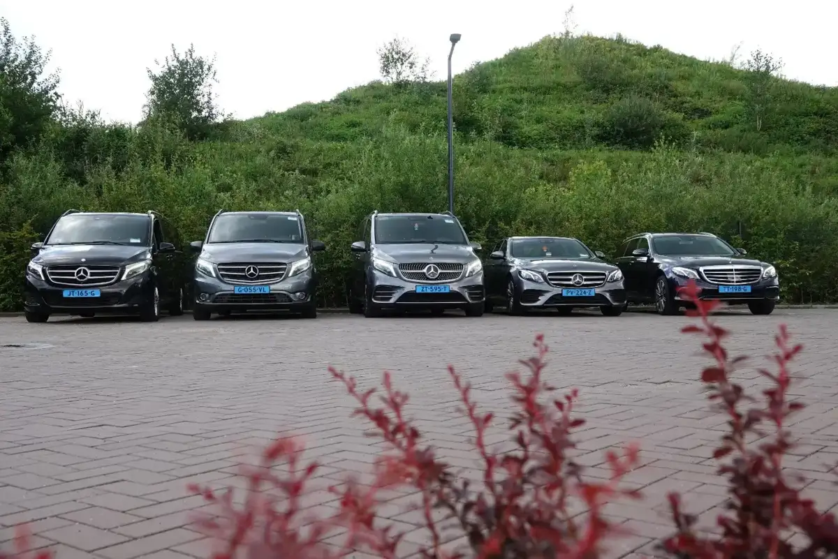 Wagenpark met taxibussen van Taxi Esbeek