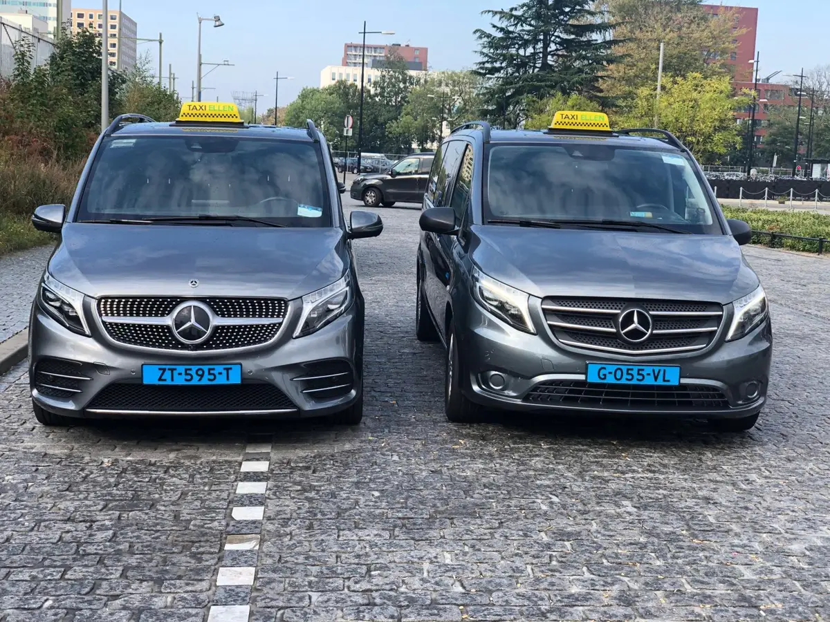Twee Mercedes taxibussen van Taxi Esbeek